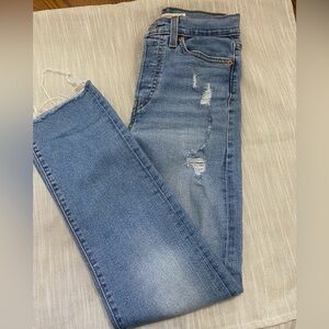 Distressed raw hem wedgie straight